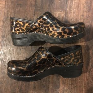 Women’s Dansko Leopard print shoes. Size 10 (40)